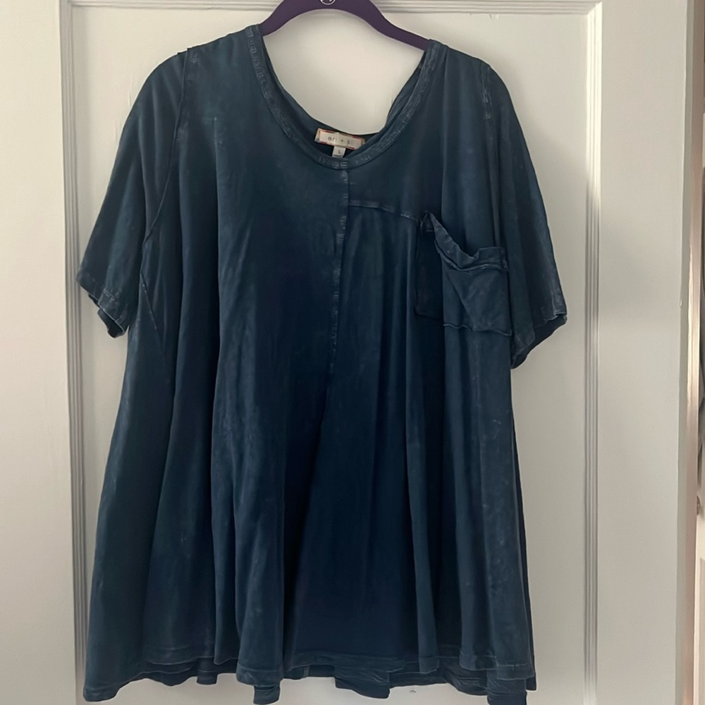 Oversized blue top w front pocket.